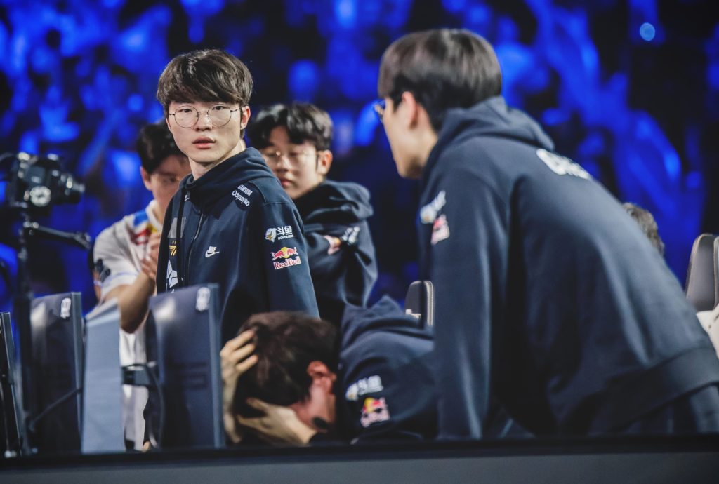 Khoảnh khắc khiến hàng triệu fan T1 đau lòng tại CKTG 2022 giành giải Bức ảnh esports của năm